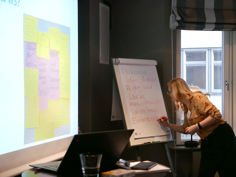 Eva på El-Kretsen skriver upp förväntningar på dagen på 2024 års workshop i förbättringsarbete för insamlingskedjan