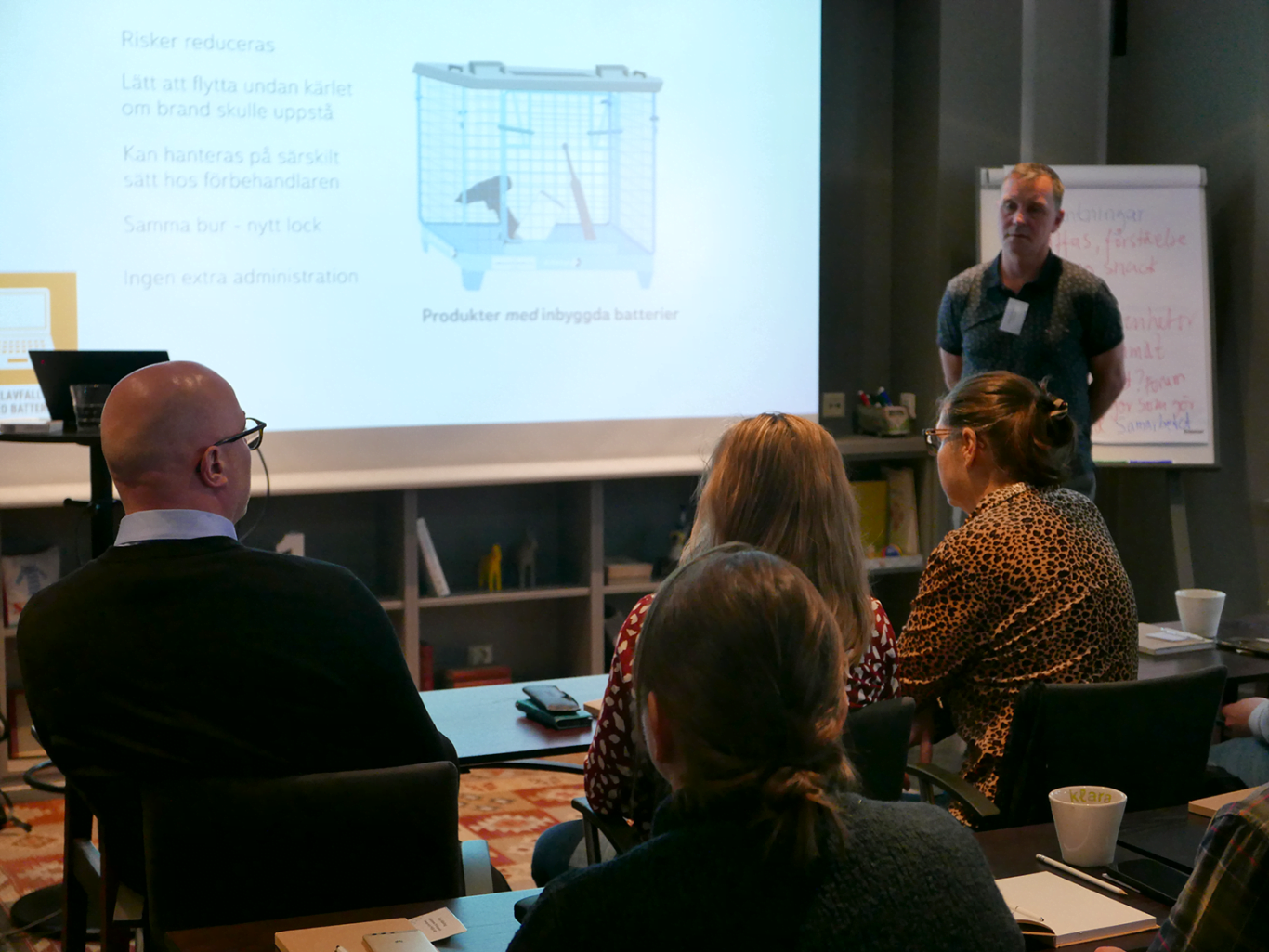 Richard på El-Kretsen håller föredrag om säkerhet och hantering kring batterier på 2024 års workshop i förbättringsarbete för insamlingskedjan