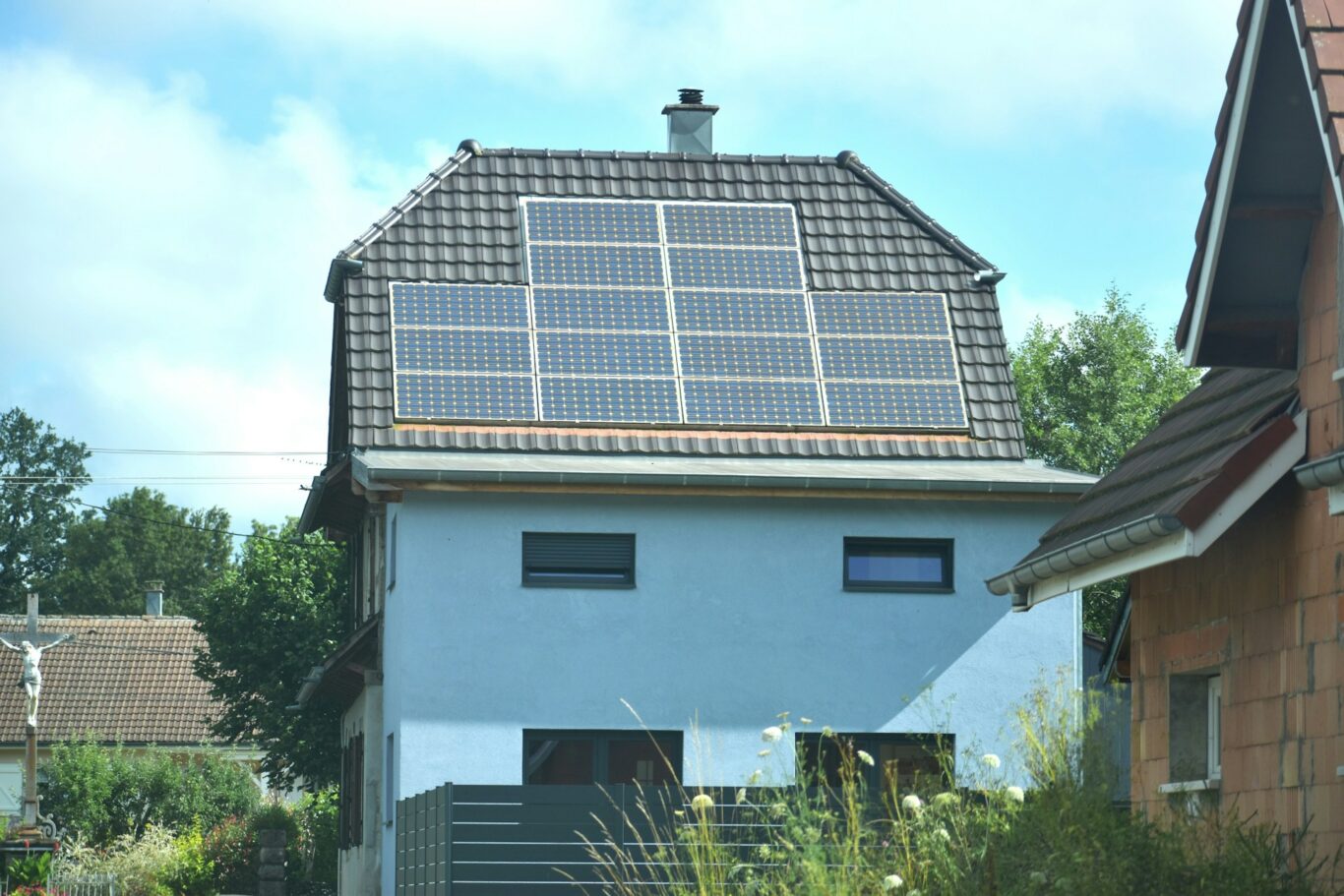 Solpaneler på ett villatak