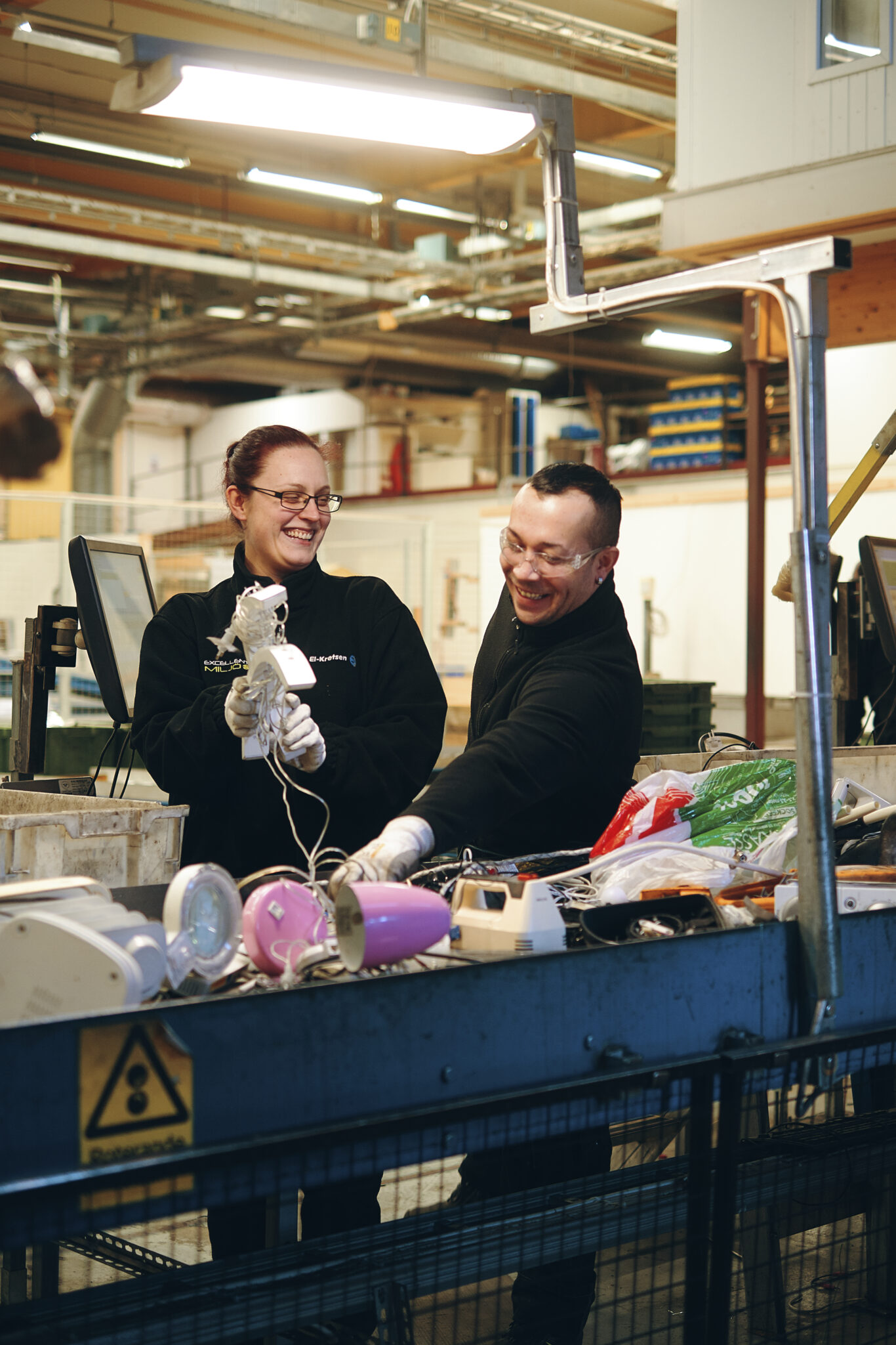 Personal på Arboga Analysanläggning arbetar på rullbandet