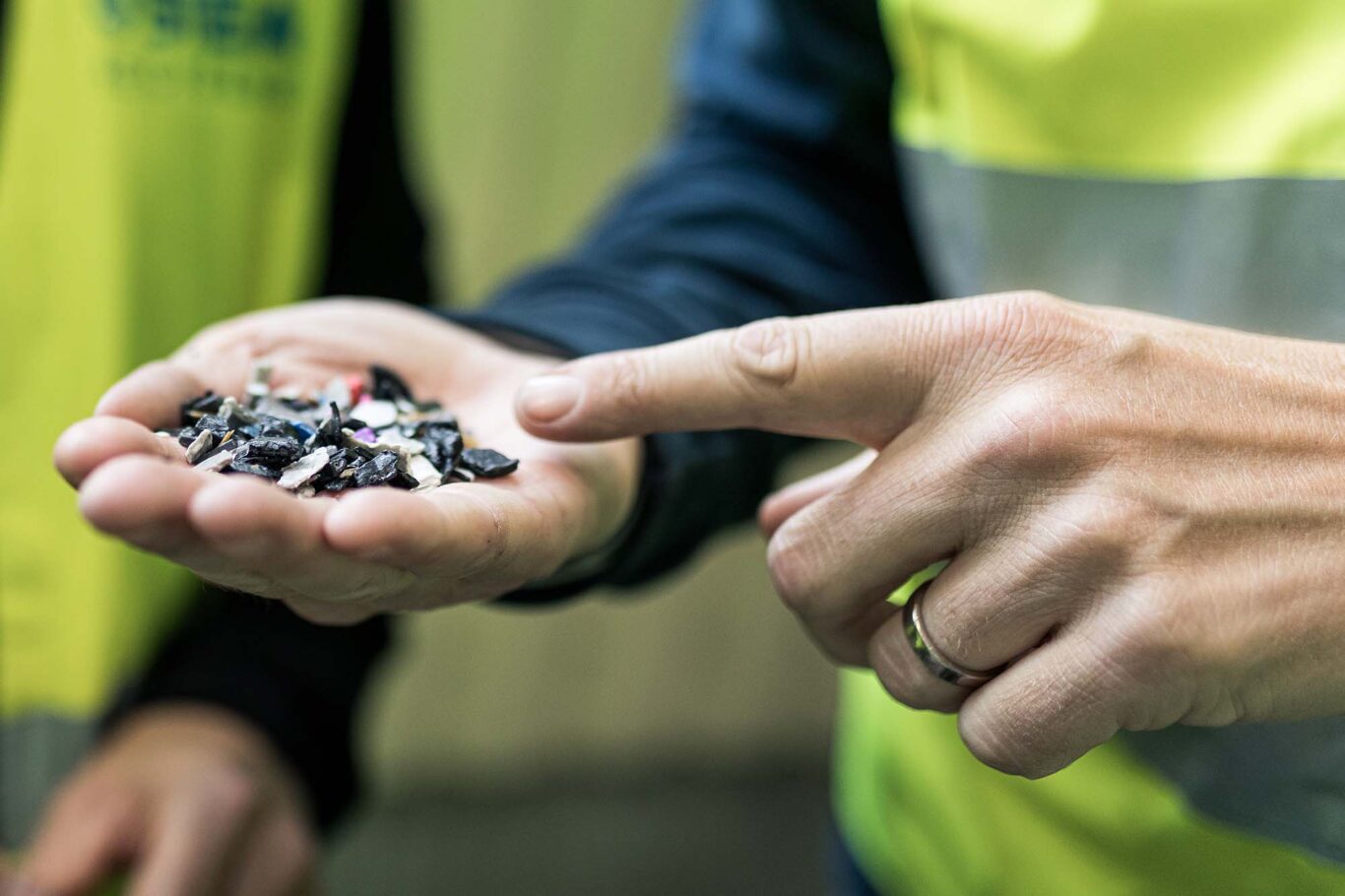 Hand som pekar på behandlat material
