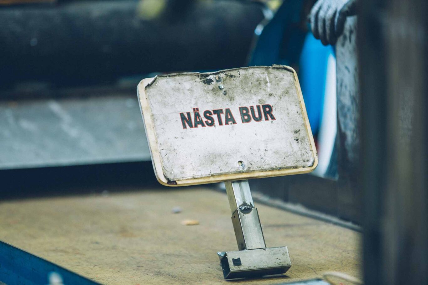 Skylt med texten Nästa bur på elektronikbandet
